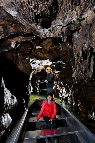 Grotte de Labouiche (Ariège) - Progression dans la barque dans un passage plus étroit(SP-23-1655)